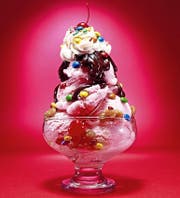 Nichts für Asketen: Erdbeerglace, Rahm, fruchtiges Sösschen und Smarties obendrauf. Bon appétit! (Bild: Getty)