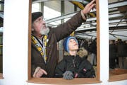 Jung und Alt an der öffentlichen Besichtigung des Dampfschiffs Unterwalden. (Bild Corinne Glanzmann/Neue LZ)