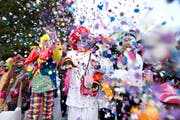 Konfetti und Fasnacht sind wie Zwillinge. Vor ihnen zu flüchten, gelingt auch nicht. (Bild: Maria Schmid / Neue ZZ)