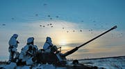 Die romantische Abendstimmung täuscht nicht über den Ernst der Lage hinweg: russisches Militärmanöver rund 300 Kilometer nordöstlich von Moskau. (Bild: Wladimir Smirnow/Getty (Kostroma, 23. Januar 2016))