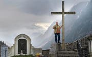 Kristin T. Schnider auf dem Friedhof Wassen. (Bild Beata Pedrazzetti)