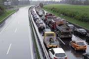 Durch die Sperrung der A4a kam der Verkehr beidseitig zum Erliegen. Google zeigte das Ausmass der Verkehrsbehinderungen (Bild unten). (Bild: Werner Schelbert/PD (24. August 2017))