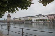 Blick auf die Kapellbrücke mit dem Luzerner Theater. (Bild: Urs Flüeler / Keystone)