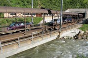 Der Autoverlad Furka fährt bis am 31. August nur noch jede Stunde. (Bild: René Meier / Luzernerzeitung.ch)