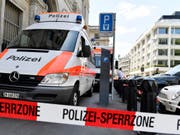 Grosseinsatz der Zürcher Stadtpolizei vor dem US-Konsulat in Zürich: Das Gebäude musste am Montagmorgen evakuiert werden, weil Mitarbeiter einen verdächtigen Gegenstand entdeckten. (Symbolbild) (Bild: Keystone/WALTER BIERI)