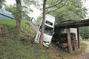 Zerstörtes Auto nach einem Selbstunfall wegen überhöhter Geschwindigkeit in Basel-Landschaft. (Bild: Keystone (Polizei Basel-Landschaft))