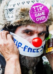 Ein Gegner des Freihandelsabkommens. Bild: Stephanie Lecocq/EPA