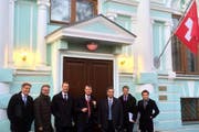 Die Luzerner Delegaiton beim Besuch in Mosaku vor der Schweizer Botschaft: (v.l.) Marcel Imhof, Stefan Roth, Reto Wyss, Stefan Estermann, Guido Graf, Marcel Perren und Numa Bischof-Ullmann. Zu einem Gegenbesuch in Luzern kommt es nun nicht. (Bild: pd)