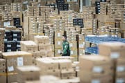 Blick in ein chinesisches Logistikzentrum, das zum Onlineriesen Alibaba gehört. (Bild: Qilai Shen/Bloomberg (Schanghai, 6. November 2017))