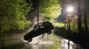 Das Auto wird mit einem Kran aus der Lorze gehoben. (Bild: Kantonspolizei Zug / Hünenberg, 14.4.2017)
