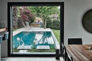 Der Traum vom eigenen Schwimmbad im Garten wird wieder häufiger realisiert. Die Experten raten: innen und aussen als Einheit denken. (Bild: PD)