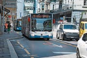 Die provisorische Busspur auf der Alpenstrasse beim Luzernerhof. (Bild: Corinne Glanzmann (Luzern, 20. Juli 2017))