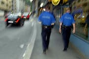 Zwei Polizisten auf Patrouille an der Luzerner Baselstrasse. (Archivbild Fabienne Arnet/Neue LZ)
