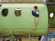 Flugzeugmechaniker Kevin Schuler bei der Produktion einer PC-12 in der Produktionshalle der Pilatus-Flugzeugwerke. (Bild: Dominik Wunderli (Stans, 27. April 2017))