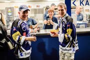 Der EV Zug betreibt das Gastrogeschäft auf eigenes Risiko. Wie gut das Geschäft rentiert, darüber hüllt sich der Verein in Schweigen. Das Bild zeigt zwei EVZ-Fans an einem Imbissstand in der Bossard-Arena. (Bild: PD)