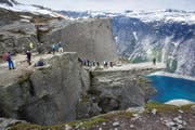 Touristen stehen Schlange, um auf den berühmten Felsvorsprung Trolltunga, zu Deutsch Trollzunge, zu gelangen. (Bild: Getty/Thomas Truschel)