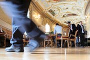 Die Wandelhalle im Bundeshaus in Bern. Erhalten Lobbyisten bald keinen Zugang mehr? (Bild: Keystone/Peter Klaunzer)