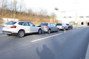 Für diese vier Autos wurde eine gesperrte Spur zum Verhängnis – und wohl auch der zu geringe Abstand. (Bild: Luzerner Polizei)