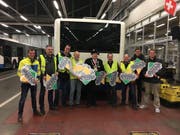 Sie brachten die Plaketten an den VBL-Bussen an: (von links) Peter Hagenbuch, Markus Koller, Till Rigert, LFK-Weibel Berto Margraf, Zunftmeister 2018 Jörg Krähenbühl, LFK-Präsident Marcel Manetsch, Bauchef Dieter Haller, Gerold Bohren und Beat Böglin. (Bild: PD)
