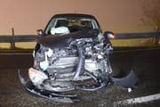 Das zweite Auto ist nach der Frontalkollision ebenfalls stark beschädigt. (Bild: Luzerner Polizei)