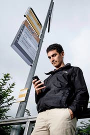 Mit dem Projekt Taxito sollen Autolenker Passagiere an Bushaltestellen mitnehmen. Unser Autor Matthias Stadler beim Test in Luthern. (Bild Pius Amrein)