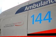 Vier Personen mussten vom Rettungsdienst ins Spital gefahren werden. (Symbolbild: Nidwaldner Zeitung)