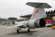 Kampfjet im Verkehrshaus Luzern für die neue Sonderausstellung «Die Schweiz fliegt!», die Ende März beginnt. (Bild: Lucien Rahm (Luzern, 26. Januar 2018))