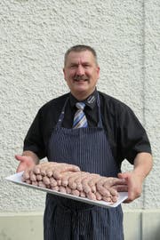 Metzgermeister Georg Brunner und die Zwingliwürste. (Bild: Richard Clavadetscher)