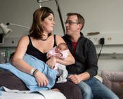 Alena war im Jahr 2017 das erste Baby im Kantonsspital Luzern. Stolz halten Désirée und Fabian Wey ihr Neujahrsbaby in den Händen. (Bild: Nadia Schärli (Luzern, 2. Januar 2017))