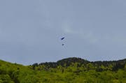 In dieser Position musste der Gleitschirm-Pilot mehrere Stunden ausharren. (Bild: Kapo Nidwalden)