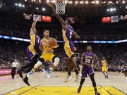 Clarkson (Nr. 6), Bass (2) und Randle (30) von den LA Lakers versuchen verzweifelt, Golden-State-Superstar Stephen Curry in den Griff zu kriegen. (Bild: AP/Jeff Chiu)