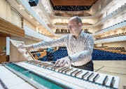 Elegantes KKL-Design: Simon Hebeisen am neuen mobilen Orgel-Spieltisch auf der Bühne des Konzertsaals. (Bild: Pius Amrein (Luzern, 25. 9. 2017))
