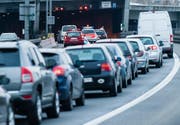 Stau auf der Autobahn A2 vor dem Tunnel Spier. (Bild: Roger Grütter)