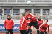 Er soll für Torgefahr sorgen: der Surseer Haris Seferovic (am Kopfball) beim Training mit seinen Nationalmannschaftskollegen. (Bild: Keystone)