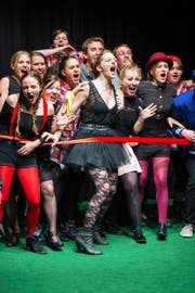 Studenten der PH Luzern fordern auf der Bühne das Glück heraus. (Bild: PH Luzern)