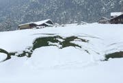 Hier ist Vorsicht geboten: Sichelförmige Risse im Schnee wie hier in Schwyz bilden ein so genanntes «Fischmaul». (Bild: PD)