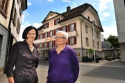 Agnes Hodel-Wyss (links) und Berti Hodel-Wyss führen mit ihren sechs weiteren Schwestern den Mohren in Willisau. (Bild Corinne Glanzmann/Neue LZ)