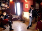 Regisseur Haris Dubica am Set im Gespräch mit Marija Serifovic. (Bild zVg)
