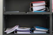 Folders lie on a shelf, at the Child and Adult Protective Services Oberland West, in Frutigen, Switzerland, on May 7, 2015. (KEYSTONE/Peter Klaunzer) Ordner liegen in einem Gestell, in der Kindes- und Erwachsenenschutzbehoerde (KESB) Oberland West, am 7. Mai 2015, in Frutigen. (KEYSTONE/Peter Klaunzer) (Bild: PETER KLAUNZER (KEYSTONE))