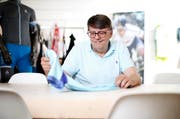 Der Franzose Christophe Bézu leitet seit einem Jahr den Zuger Sportartikelhersteller Odlo, hier beim Treffen am Hauptsitz in Hünenberg seit einem Jahr. (Bild Stefan Kaiser)