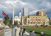 Die Et’hem-Bey-Moschee beim Skanderbeg-Platz im Zentrum von Albaniens Hauptstadt Tirana. (Bild: Thomas Imo/Getty (27. März 2017))