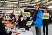 Die Initianten bei der Übergabe der Unterschriften. (Bild: PD/Jakob Ineichen)