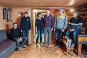 Bruno W. mit seiner Frau Rita und seinen Kindern im Wohnzimmer ihres Bauernbetriebes im Kanton Luzern. (Bild: Nadia Schärli (19. Dezember 2017))