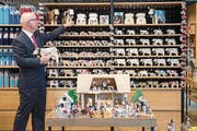 Marcel Iten, Sky-Boutique-Manager, bei der Arbeit im neuen Store auf dem Bürgenstock. (Bild: Eveline Beerkircher (Luzerner Zeitung))