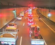 Stau auf der A2 beim Tunnel Schlund in Kriens (17.51 Uhr, Blickrichtung Basel). (Bild: luzernmobil.ch)