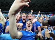 Nach dem 2:1-Sieg gegen England brach der «Vulkan» aus: Island-Spieler Haukur Heidar Hauksson macht ein Selfie mit Fans. (Bild: Keystone/Claude Paris)