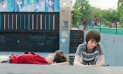 Während sich ihre Eltern in einen Mietstreit verstricken, freunden sich die beiden Teenager Tony (Michael Barbieri, links) und Jake (Theo Taplitz) miteinander an. (Bild: Look Now/PD)