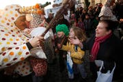 Die Lölis verteilen Leckereien an die schreiende Menge. (Bild Stefan Kaiser/Neue ZZ)
