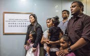 Vanessa Rodel (links) mit Tochter Keana, Ajith Pushpa (hinten Mitte) sowie das Ehepaar Nadeeka (vorne Mitte) und Supun Thilina mit ihren Töchtern Dinath (rechts) und Sethumdi vor einer Beschwerdeinstanz in Hongkong, die Klagen wegen Folter untersucht. (Bild: Isaac Lawrence/AFP (17. Juli 2017))