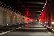 Blick in den Gotthardstrassentunnel, wenn kein Verkehr rollt. Im Bild die Notbeleuchtung anlässlich der Unterhaltsarbeiten im April 2016. (Symbolbild Alexandra Wey, Keystone (Göschenen, 07.04.2016))